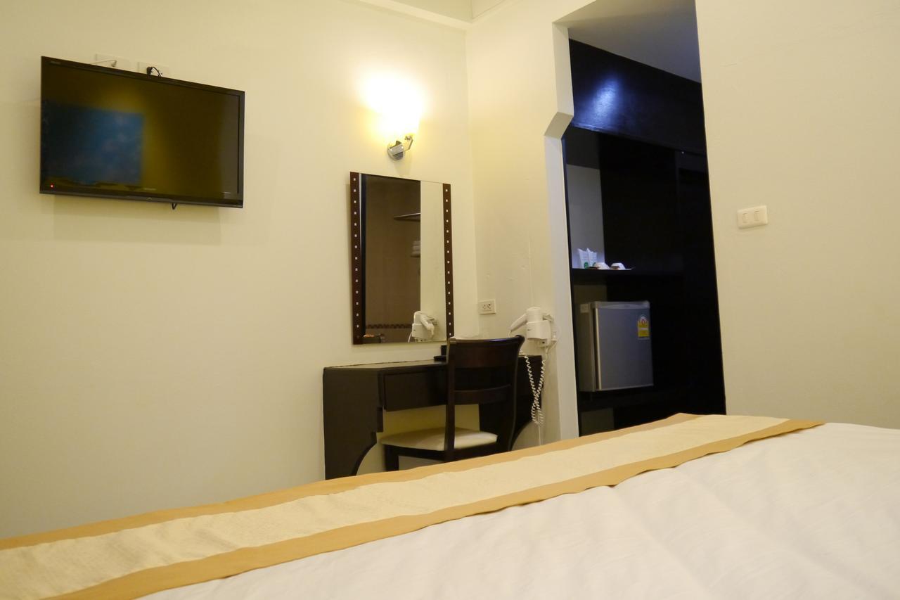 Lertnimit Hotel Чайяфум Екстериор снимка