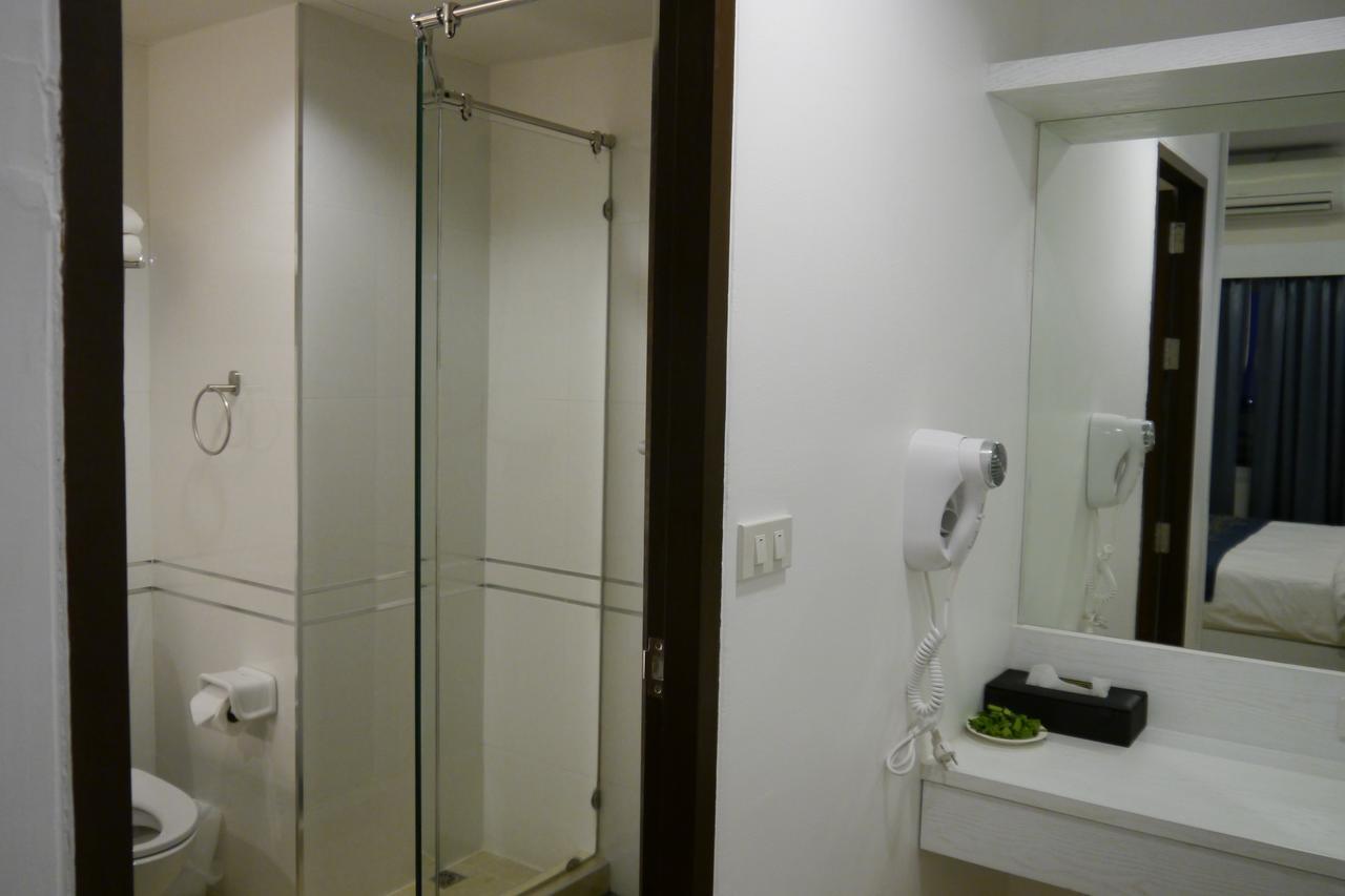 Lertnimit Hotel Чайяфум Екстериор снимка