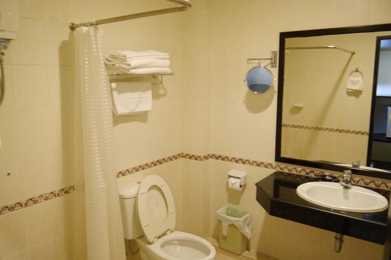 Lertnimit Hotel Чайяфум Екстериор снимка