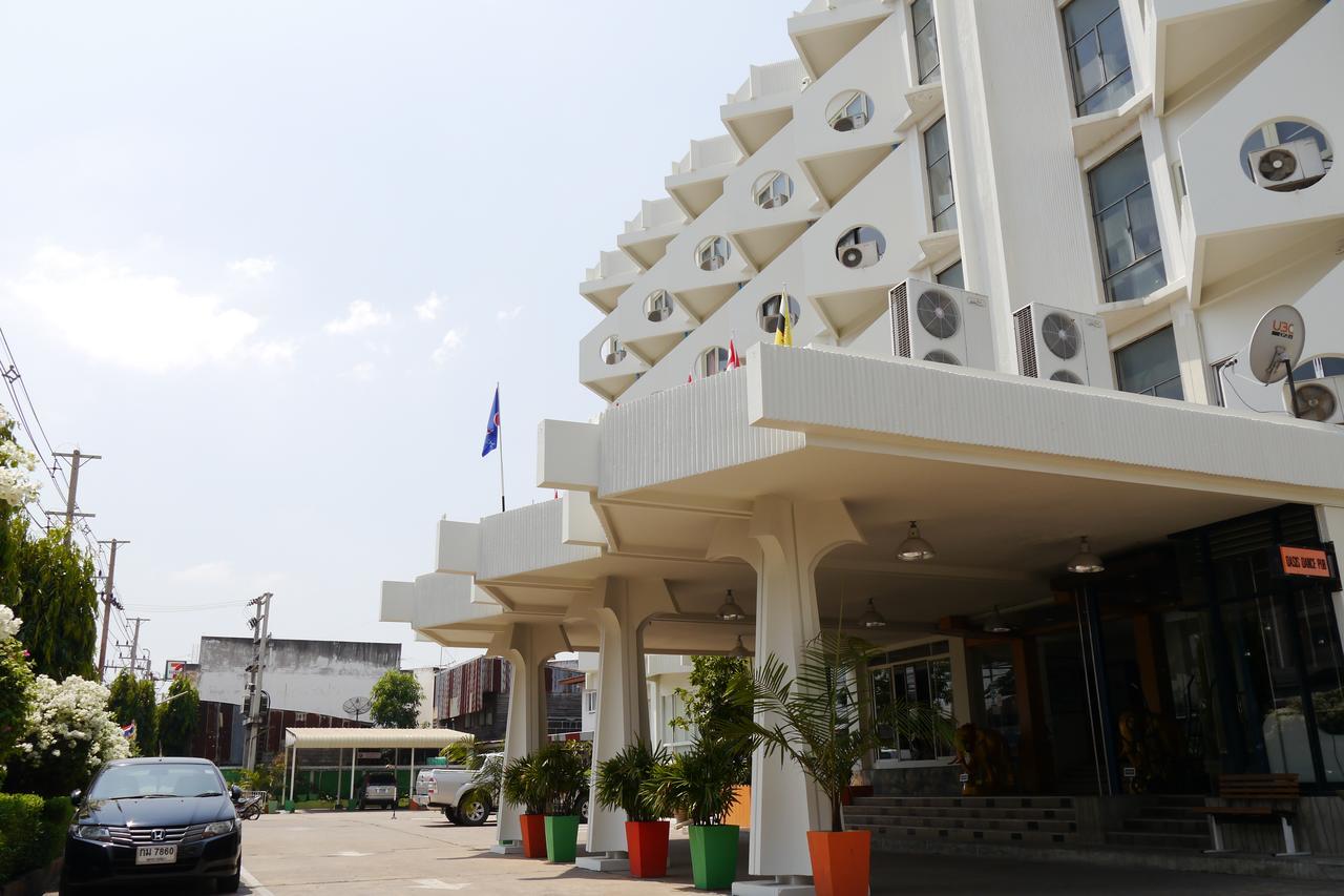 Lertnimit Hotel Чайяфум Екстериор снимка