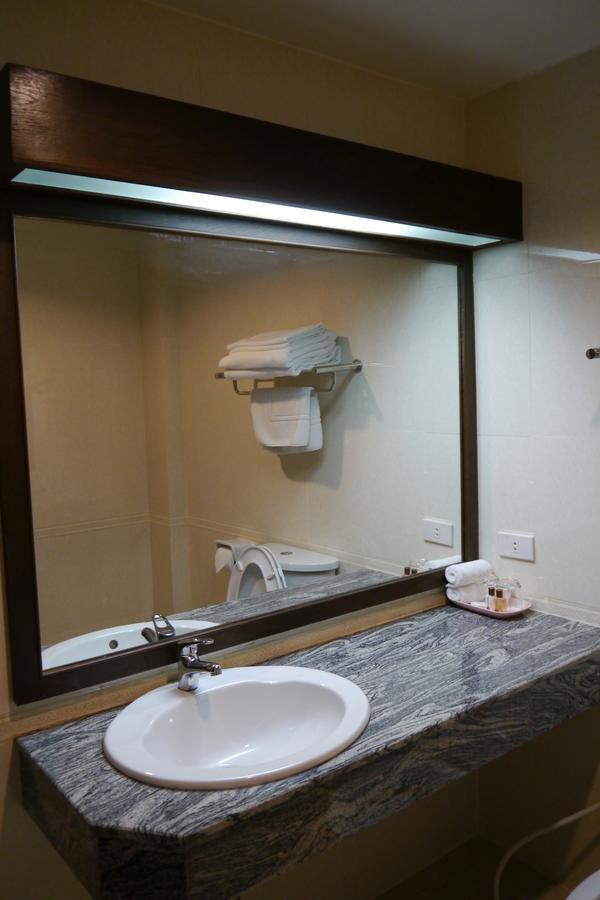Lertnimit Hotel Чайяфум Екстериор снимка