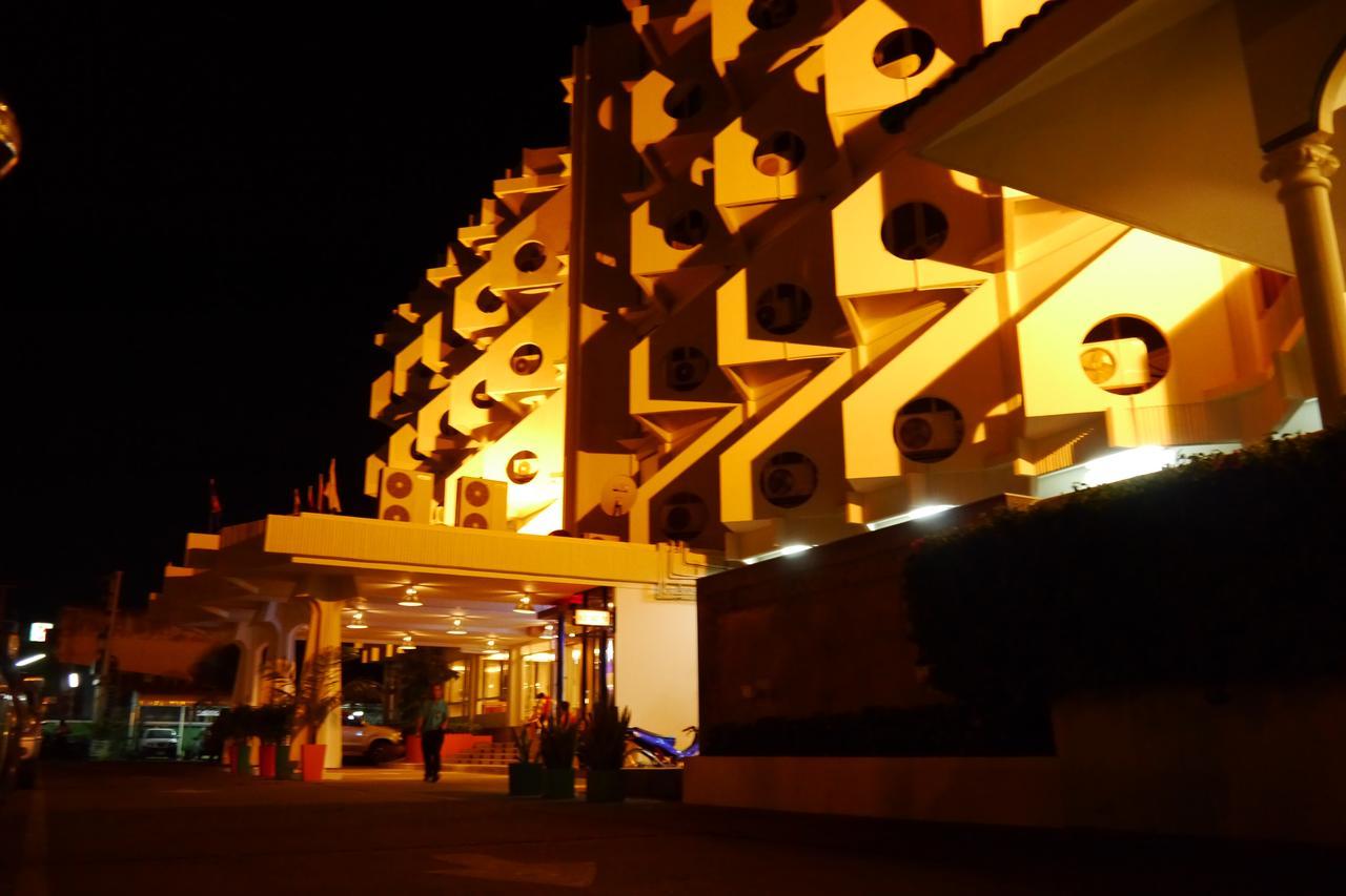 Lertnimit Hotel Чайяфум Екстериор снимка