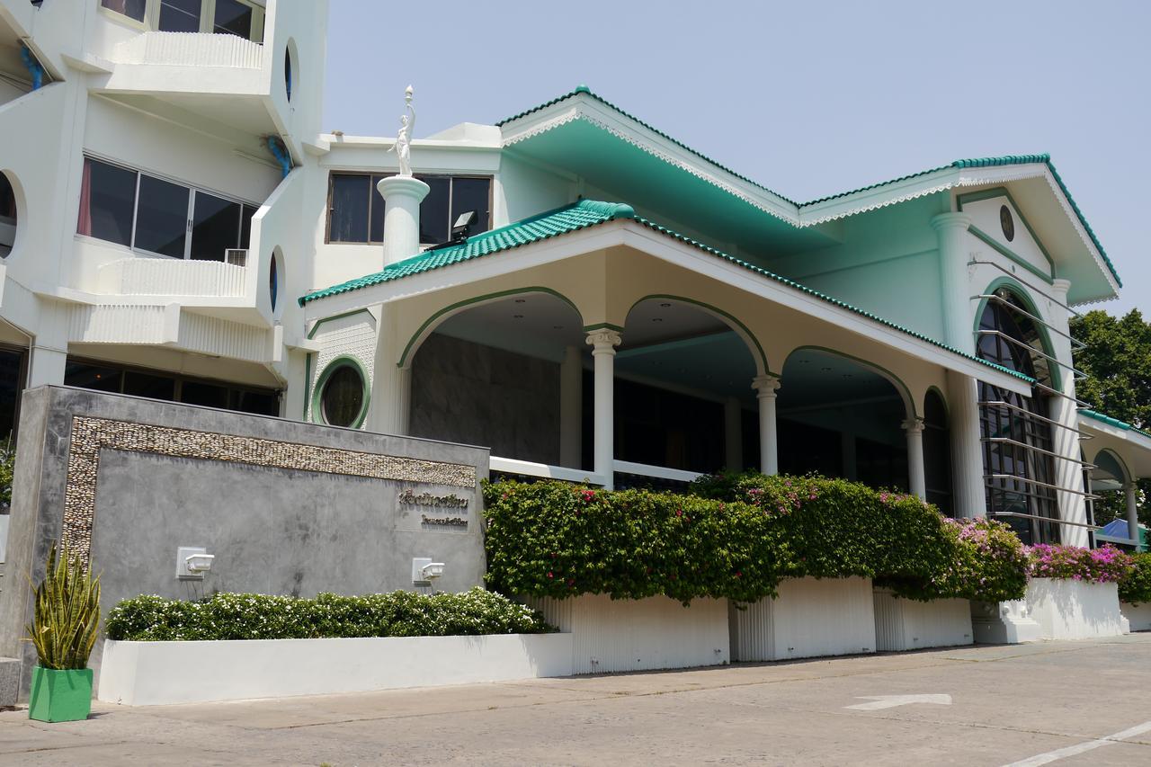 Lertnimit Hotel Чайяфум Екстериор снимка